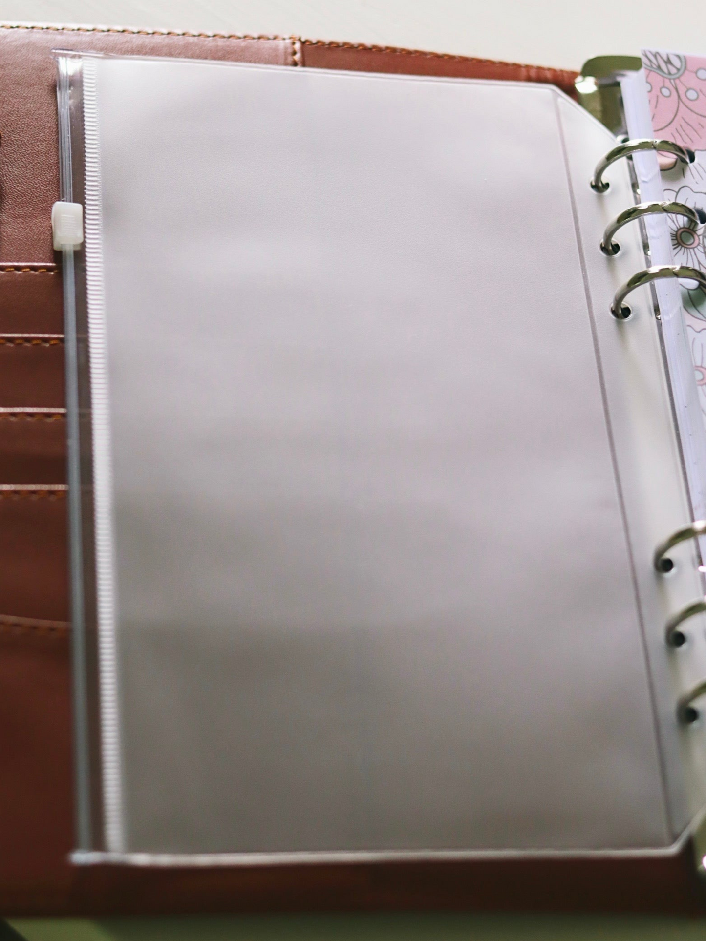 Pochette en plastique trouée pour agenda