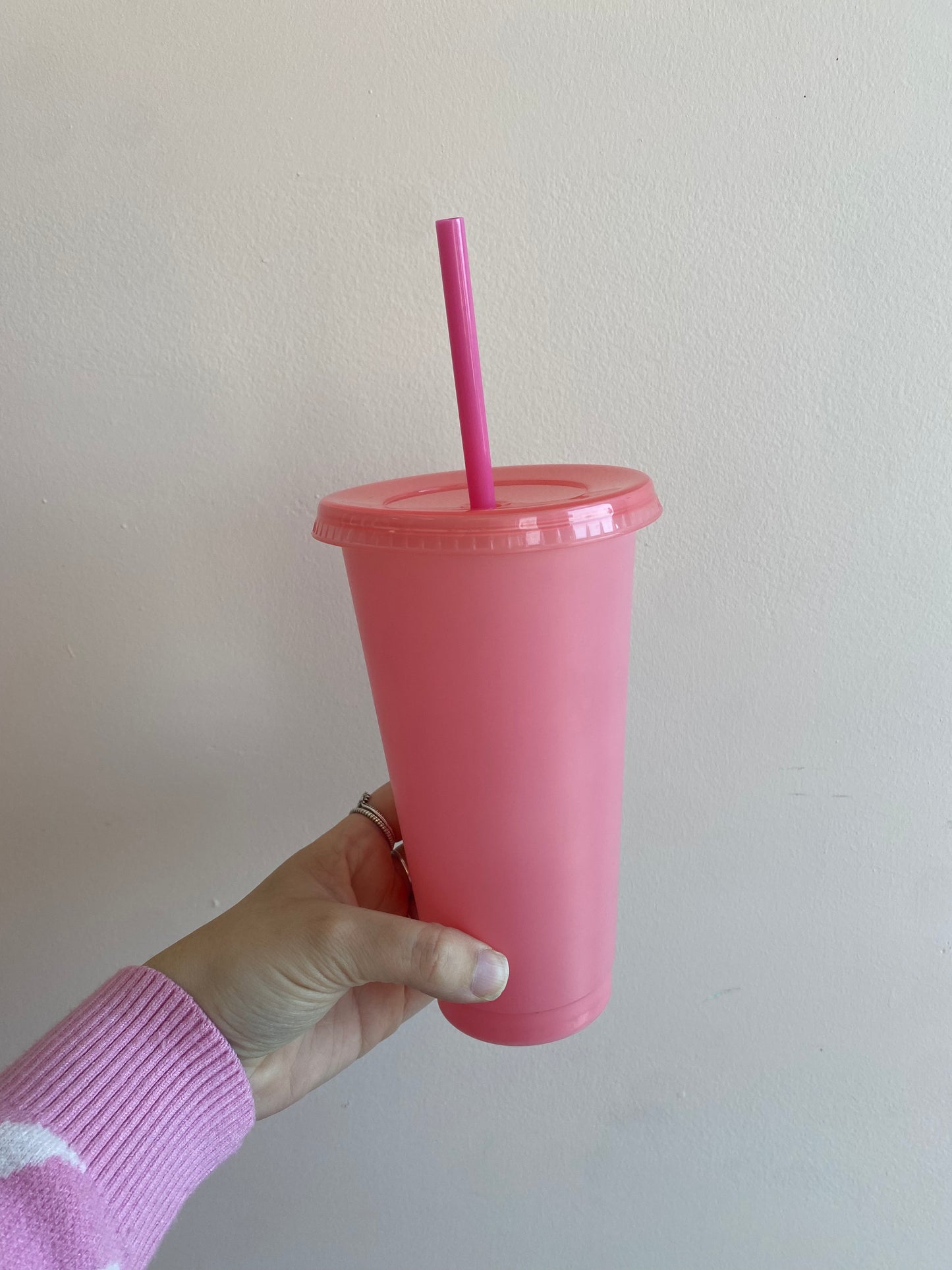 Verres en plastique avec couvercles, pailles, réutilisables!