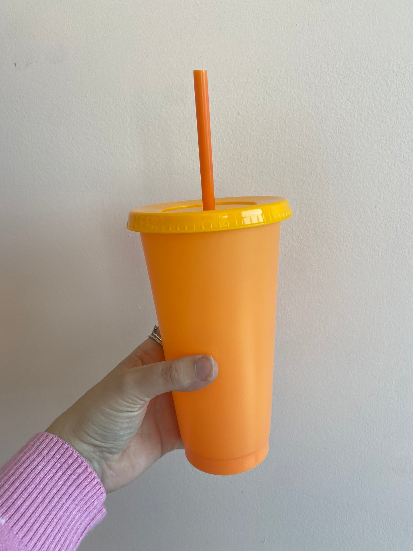 Verres en plastique avec couvercles, pailles, réutilisables!