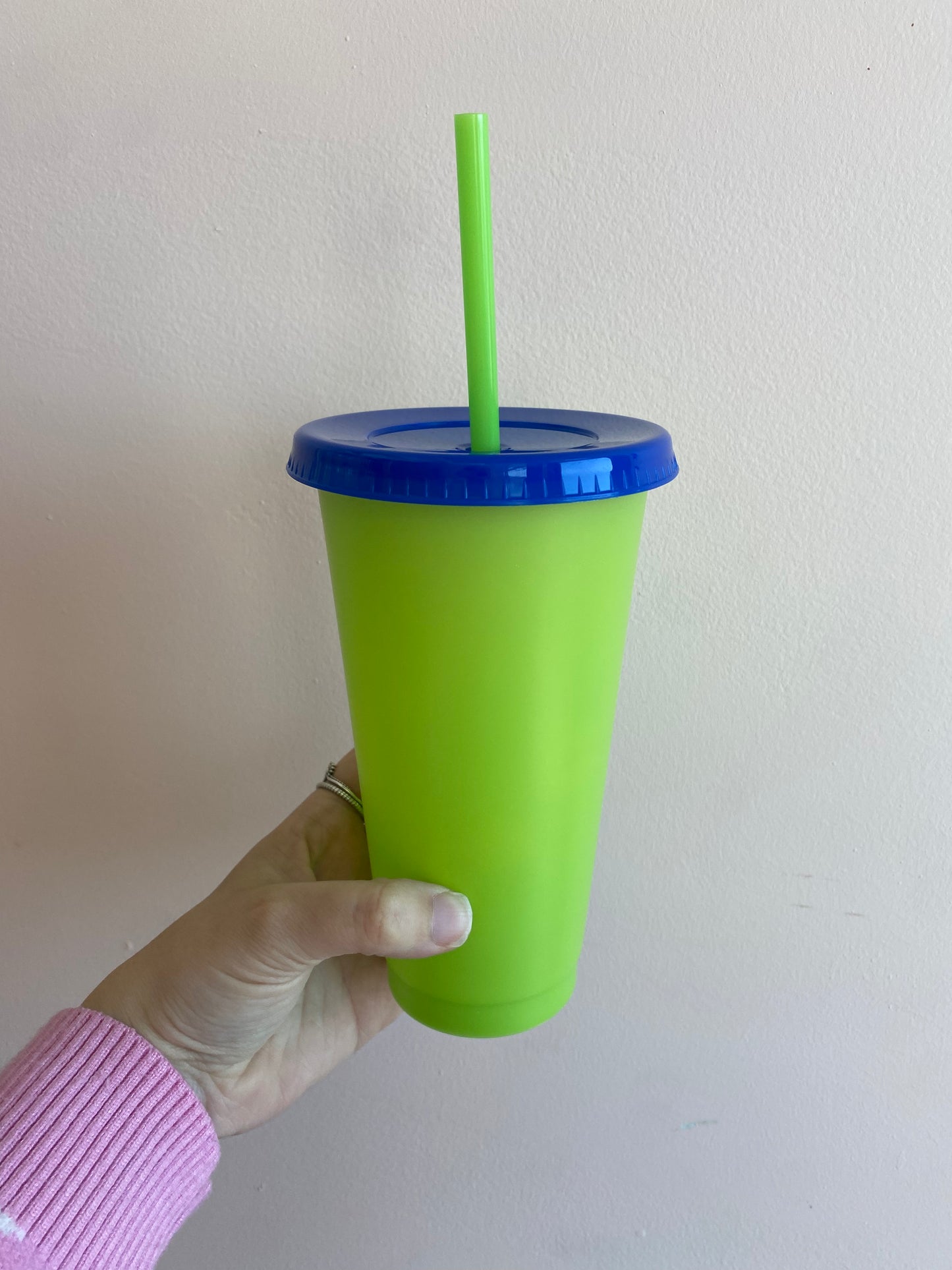 Verres en plastique avec couvercles, pailles, réutilisables!