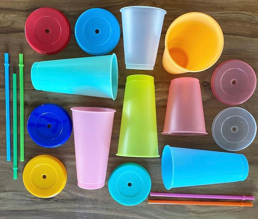 Verres en plastique avec couvercles, pailles, réutilisables!